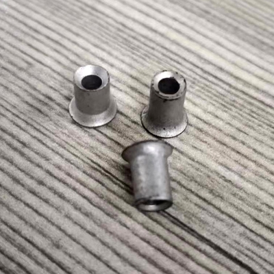 自己の穿孔は穿孔が3.1mm 7.45mmの頭部を穴の中のリベットで留めるDacrometの終わりの自己をリベットで留める