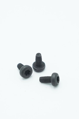 黒いHexalobular Socket Pan Head Screw SS302 Material 4.25g Weight